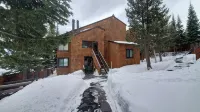 Minutes from Downtown Truckee! Biking, hiking, shopping, restaurants...