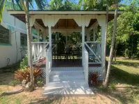Open 3 BR 2 Bath Home with Private Pool, Wi-Fi, 5 Minutes to Cable Beach - 2성급