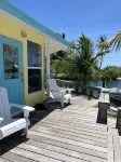 Big Yellow House with Deep Water Dock with Power, and Tesla Backup Power. - 4-Sterne