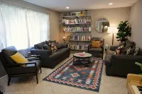 Spacious Mid-Century Modern 3BR 2BT - Homestays