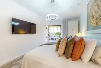 Indian Wells Chic Villa with fire pit, patio, kitchen, pool, and majestic views - Wifi