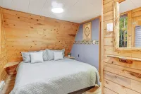New!  Cozy 2-bedroom A-Frame with Hot Tub, Fire Pit, WiFi, AC and VIEWS! - 4 stjerner