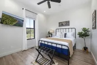 5Star MajesticRetreat, Hot Tub TableRock Lake Branson Chalet, Walk2Lake,FirePits