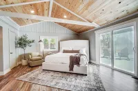 Heated Seasonal Pool, Hot Tub, Golf Course Home with Putting Green, Dogs Welcome - 5-Star