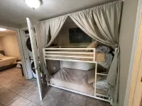 River cabin w access.  close to town. Hot tub! 35 foot deck - Feriehus