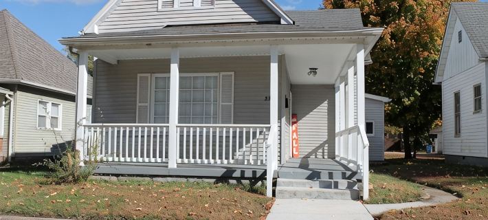 3 bedroom 1 bath. less than a mile to Union Hospital Hotels in Vigo County