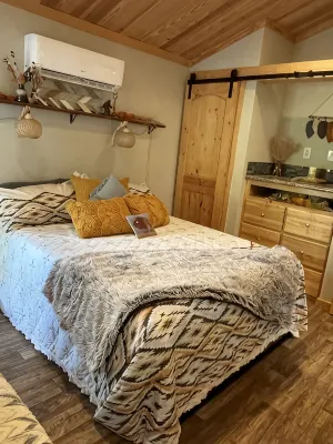 Cozy tiny home in the pines - 20 minutes from Canton and Lake Fork! - 4-Star