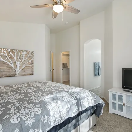 Stunning Vacation Home - Trails, Golf & Dining!