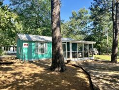 Cute Cabin, Private Hot Tub, Queen Bed, Small Town, 4 Miles to Ratcliff Lake