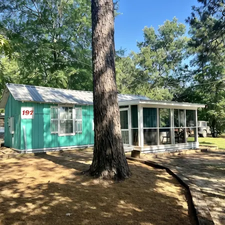 Cute Cabin, Private Hot Tub, Queen Bed, Small Town, 4 Miles to Ratcliff Lake