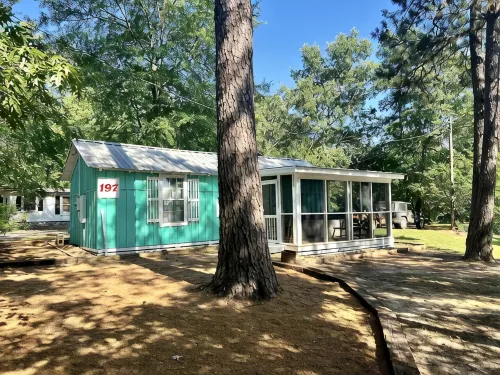 Cute Cabin, Private Hot Tub, Queen Bed, Small Town, 4 Miles to Ratcliff Lake - 무료 와이파이