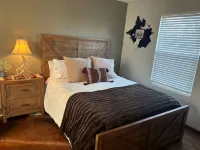 Tiny Home Cabin with Wyoming Modern Frontier style in the town of Hulett - Hytter