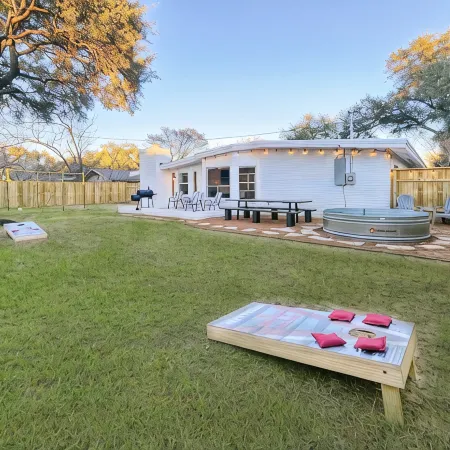5mins to Kyle Field, 5BR w Private Backyard & Pool