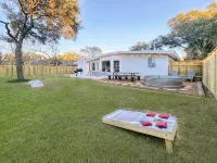5mins to Kyle Field, 5BR w Private Backyard & Pool - บังกะโล