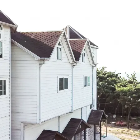 Daebudo (Seonjaedo) Beach Pension Отели рядом с достопримечательностью «Загородный клуб Island»