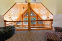 Log Cabin Getaway: WIFI, GameRoom, Firepit, pets OK! - 샬레 호텔