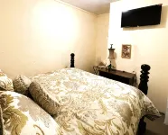 The Moriah- An exquisitely decorated home with an 1800's look located in town. - 4-Star