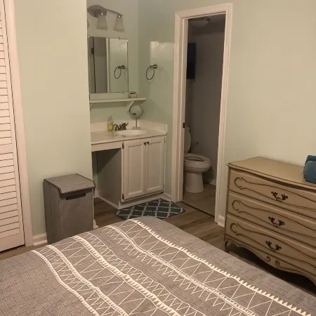 Cozy Condo 1 block to the beach