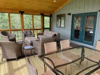 Lost River Swiss Cottage/10 acres/Private Dog Park/Streams - 4-Star