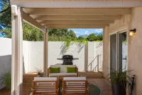 MOON HAVEN: Stylish 2-Bedroom Retreat with Patio - Bungalows