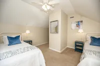 Two blocks from Downtown Brevard! Beautiful home with game area! - 4つ星