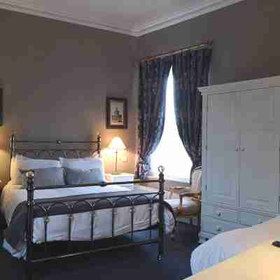 O'Neills Victorian Pub & Townhouse Rooms