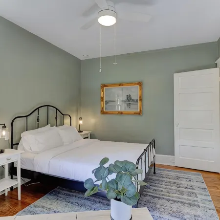 Modern and Stately Upper 2-bed in Historic Midtown