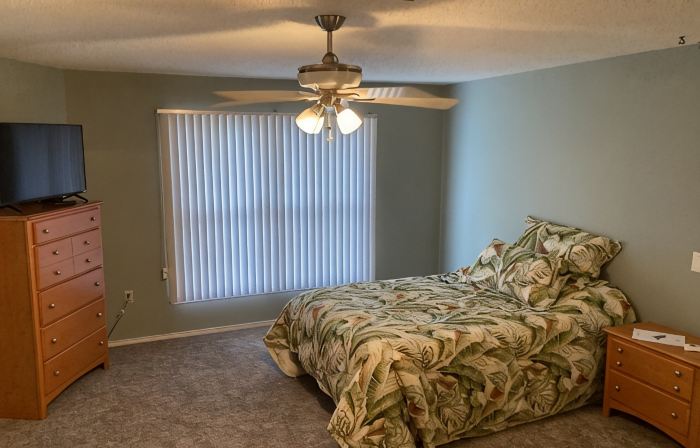 Waterfront home .5 miles from downtown Tavares and 10 minutes from Harris Chain.
