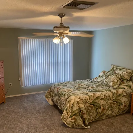 Waterfront home .5 miles from downtown Tavares and 10 minutes from Harris Chain.