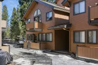 NEWLY RENOVATED Basecamp for Outdoor Adventures w/ BBQ, Shared Hot Tub & Pool - balcony
