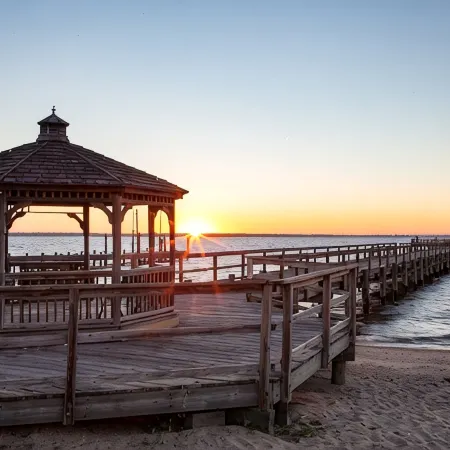 Picture Perfect  Waterfront in town  Sleeps 6  Expansive Outdoor dining area