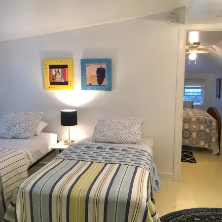 Great Location. Steps to McKinley Beach Walk to Town. Lg Private Yard,Fire Pit.