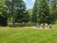 Family-Friendly Lakefront Cabin Nestled in the White Mountains! - Hytter
