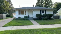 Lovely Cottage with Fenced in Back Yard - Boutique