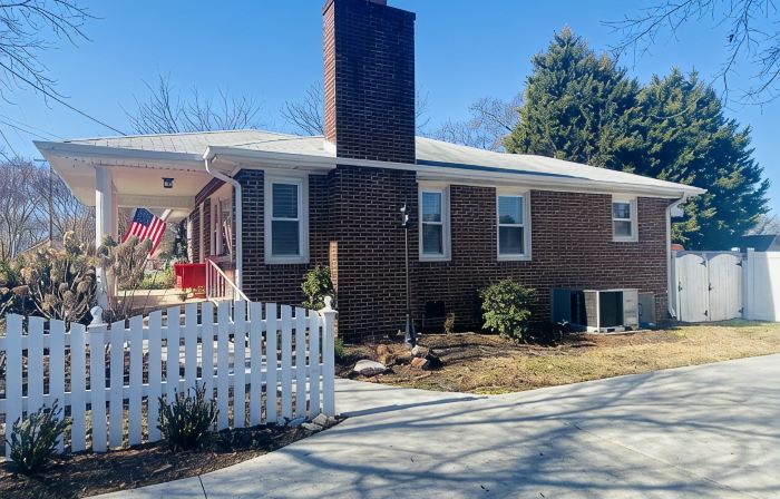 Downtown Greer Cottage ⭐️ Walk to downtown!