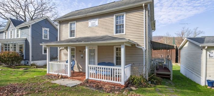 Stay In Ohiopyle in the center of town by the GAP trail Hoteles en Condado de Fayette
