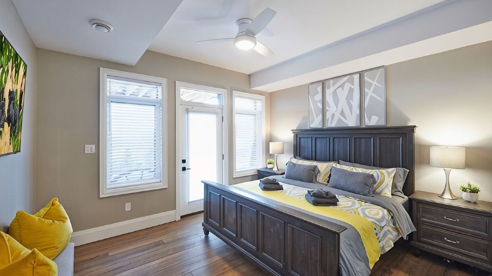 SRS Sunrise Suite ~ Private 2 King Apartment with Parking