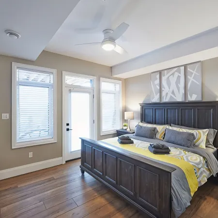 SRS Sunrise Suite ~ Private 2 King Apartment with Parking