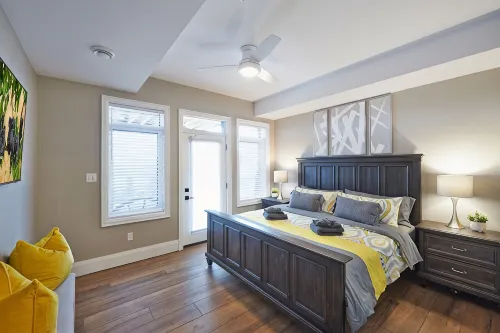 SRS  Sunrise Suite ~ Private 2 King Apartment with Parking - chambre d’hôtes