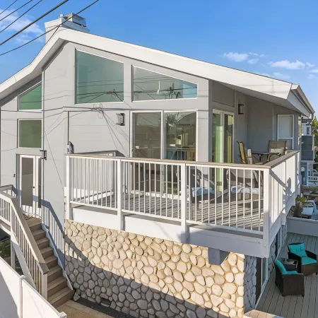 Remodeled beach house, 3-minute walk to sand, Main St. restaurants and shopping