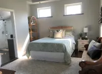 Newly Constructed Modern 1 Bedroom Apartment with Luxury Shower ~ Sleeps 3 - 홈스테이