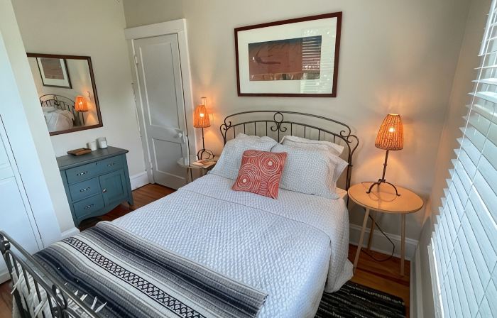 Cozy cottage on the hill in the heart of Warm Springs.