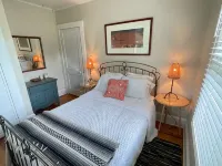 Cozy cottage on the hill in the heart of Warm Springs. - Family