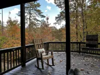 Katahdin Cabin, tranquil n rustic with inside hot tub, close to town! Romantic! - 2つ星