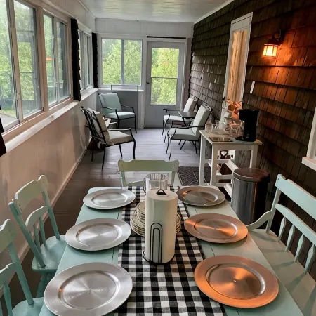 Beautiful historic 1916 Farmhouse and Country Home in the Blue Ridge Mountains