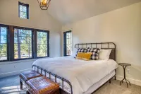 Luxury Sunriver Lodge, 3 King Suites, SHARC Passes, Hot Tub, EV, Sleeps 16! - ブティック
