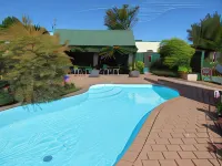 Commodore Court Motel - piscina