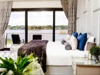 One O Eight Boutique Hotel - parking