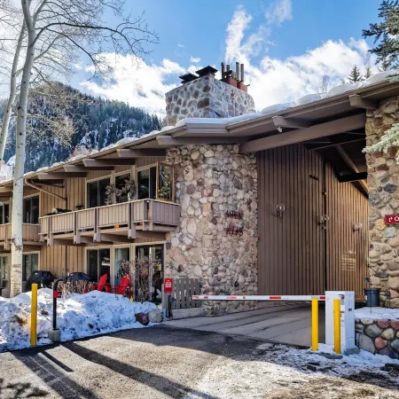 Comfortable & Modern 2 Bedroom Apartments - Right on the Slopes!