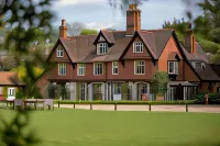 Ravenwood Hall Hotel - Homestays